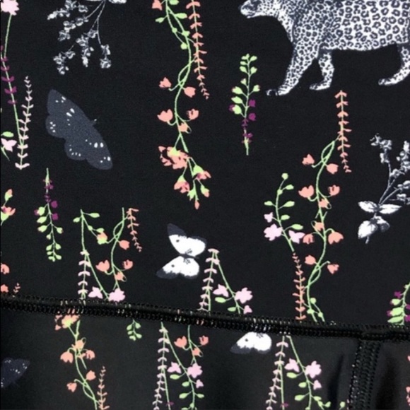 Victoria’s Secret Victoria Sport Jungle Cat Floral Black Leggings - Size M - EUC - Picture 5 of 7